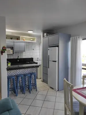 A cozinha ou kitchenette de APTO 50M PRAIA- 4 PESSOAS, WIFI, SACADA, CHURRASQUEIRA, GARAGEM PARA VEICULOS PEQUENOS - Residencial Roveda
