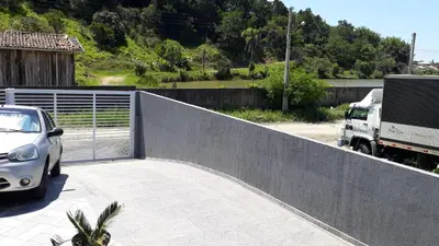 A planta de Cantinho da kel 02, apto térreo de um dormitório, cozinha e banheiro, acomoda 3 pessoas