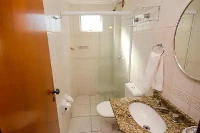 Uma casa de banho em Pousada Garatéia