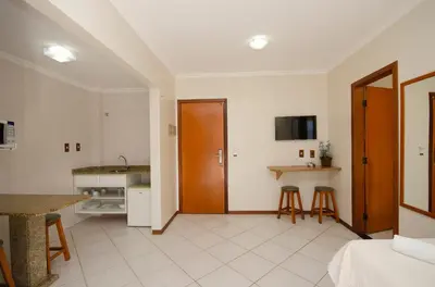 Uma televisão e/ou sistema de entretenimento em Pousada Garatéia