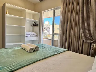 Uma cama ou camas num quarto em Residencial 364 - Localização privilegiada à 5min da praia