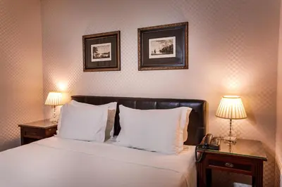 Uma cama ou camas num quarto em Sofistic Hotel