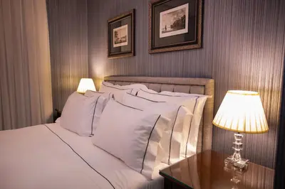 Uma cama ou camas num quarto em Sofistic Hotel