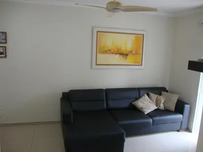 Uma área de estar em apartamento aluguel temporada bombinhas