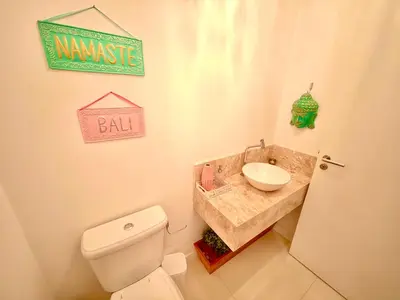 Uma casa de banho em Meia Praia Apartamento Perfeito