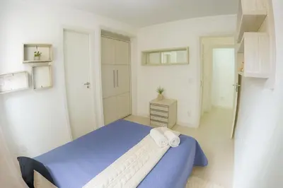Uma cama ou camas num quarto em Meia Praia Apartamento Perfeito
