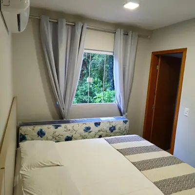 Uma cama ou camas num quarto em Loft para Casal pertinho da Praia de Bombinhas Centro