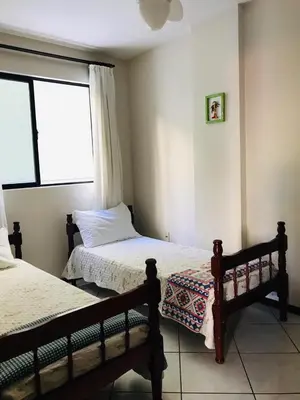 Uma cama ou camas num quarto em Meia Praia 150 metros mar