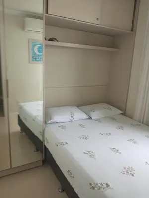 Uma cama ou camas num quarto em Apartamento frente ao mar
