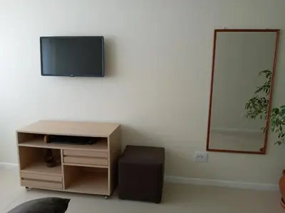 Uma televisão e/ou sistema de entretenimento em Apartamento frente ao mar