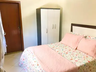 Uma cama ou camas num quarto em Residencial Solar das Flores apto 07