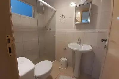 Uma casa de banho em Apartamento com Vista para o Mar, Residencial Vista Bella