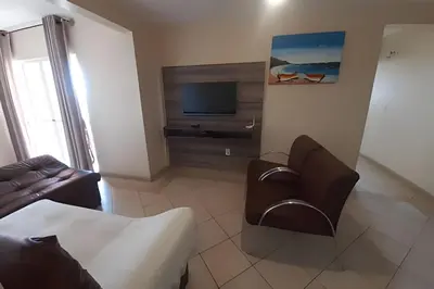 Uma televisão e/ou sistema de entretenimento em Apartamento com Vista para o Mar, Residencial Vista Bella