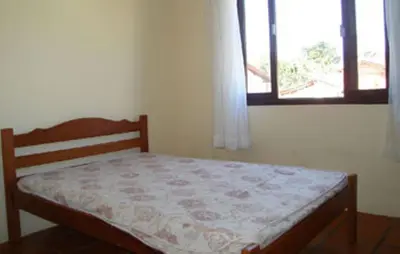 Uma cama ou camas num quarto em Seu lugar no paraiso... 150 metros da praia central
