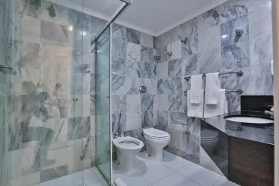 Uma casa de banho em Itapema Beach Hotel & Convention