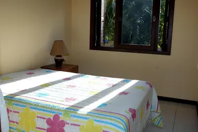 Uma cama ou camas num quarto em Pousada e Residencial Canto Verde...a uma quadra da melhor praia...