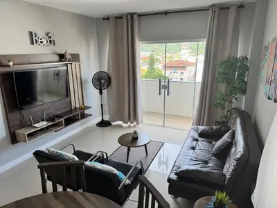 Uma televisão e/ou sistema de entretenimento em 150m da Praia Pereque, 3 quartos, Amplo e Aconchegante