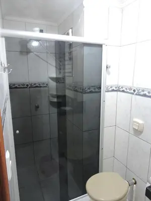 Uma casa de banho em Apto 2 quartos no centro de Bombinhas, 130 metros praia