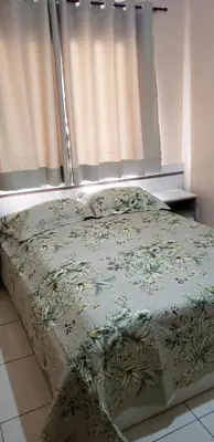 Uma cama ou camas num quarto em Apto 2 quartos no centro de Bombinhas, 130 metros praia