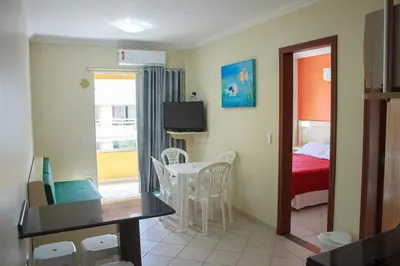 Uma televisão e/ou sistema de entretenimento em Bombinhas Praia Apart Hotel - unidade rua Bem Te Vi