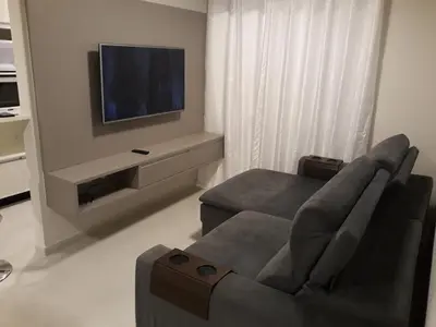 Uma televisão e/ou sistema de entretenimento em Apt Interiro Praia de Itapema