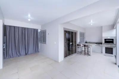 A planta de Casa à 80m da praia