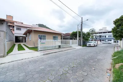 A planta de Casa à 80m da praia