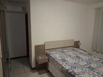 Uma cama ou camas num quarto em Apartamento em Meia Praia, Itapema, SC.