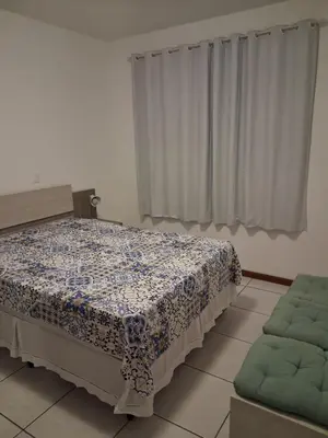 Uma cama ou camas num quarto em Apartamento em Meia Praia, Itapema, SC.