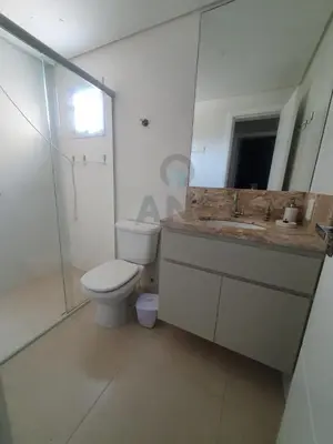 Uma casa de banho em ANSNEGOCIOS APTO CHARMOSO PRAIA MARISCAL 101 Italy