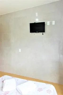 Uma televisão e/ou sistema de entretenimento em Casa Olinda Estúdios e Suítes com Piscina e Churrasqueira qq
