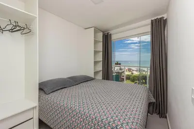 Uma cama ou camas num quarto em Apartamentos Frente ao Mar