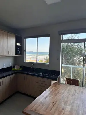 A cozinha ou kitchenette de Apartamentos Frente ao Mar