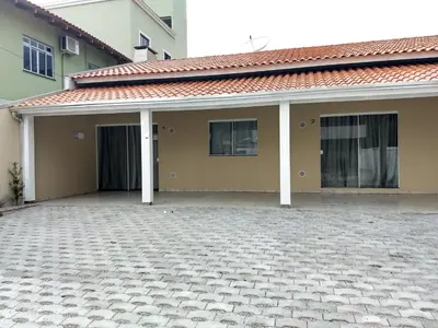 O edifício onde o apartamento está situado