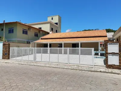 O edifício onde o apartamento está situado