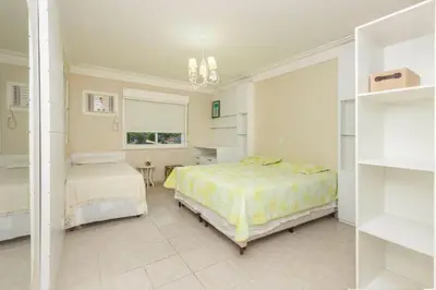 Uma cama ou camas num quarto em Sobrado Frente ao Mar Mariscal para 6 e 8 Pessoas