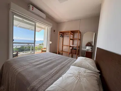 Uma cama ou camas num quarto em Sobrado Frente ao Mar Mariscal para 6 e 8 Pessoas