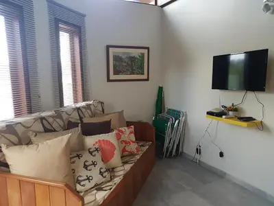 Uma televisão e/ou sistema de entretenimento em Vila Figueiredo das Donas