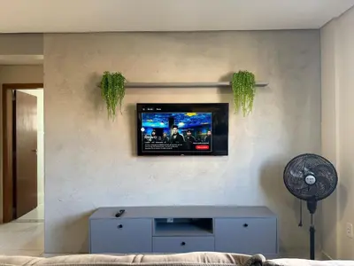 Uma televisão e/ou sistema de entretenimento em Residencial 287 - Localização privilegiada à 5min da praia