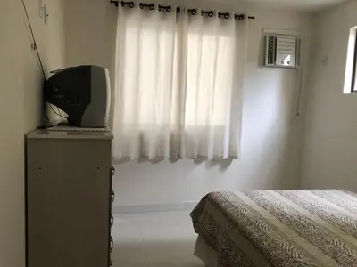Uma cama ou camas num quarto em Apartamento na praia, quadra do mar, Rua novo píer