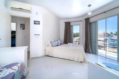 Uma cama ou camas num quarto em Casa de Praia em Bombinhas Beach House