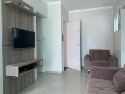 Uma televisão e/ou sistema de entretenimento em CASA NO CENTRO