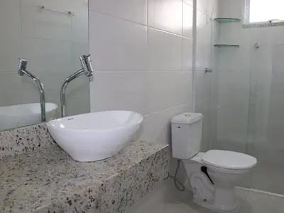 Uma casa de banho em Apartamento com suíte para 6 pessoas – Bombas