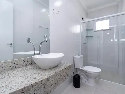 Uma casa de banho em Apartamento com suíte para 6 pessoas – Bombas