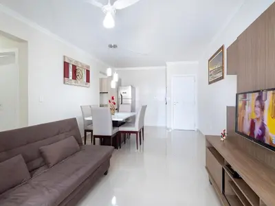 Uma área de estar em Apartamento com suíte para 6 pessoas – Bombas