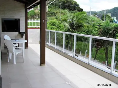 Uma vista geral da montanha ou uma vista da montanha a partir do apartamento