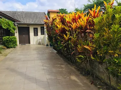 Um jardim no exterior de Casa Foca
