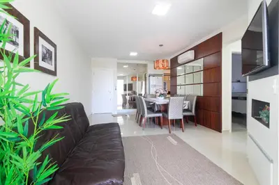 Uma televisão e/ou sistema de entretenimento em Aluguel Apartamento 2 quartos 1 suíte | Bombas/SC