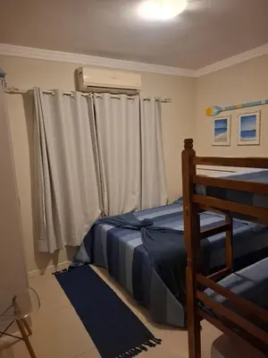 Uma cama ou camas num quarto em Apartamentos próximo à praia