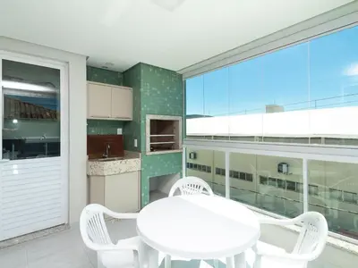 Uma varanda ou terraço em Aluguel Apartamento 3 suítes 80m do mar Bombas/SC